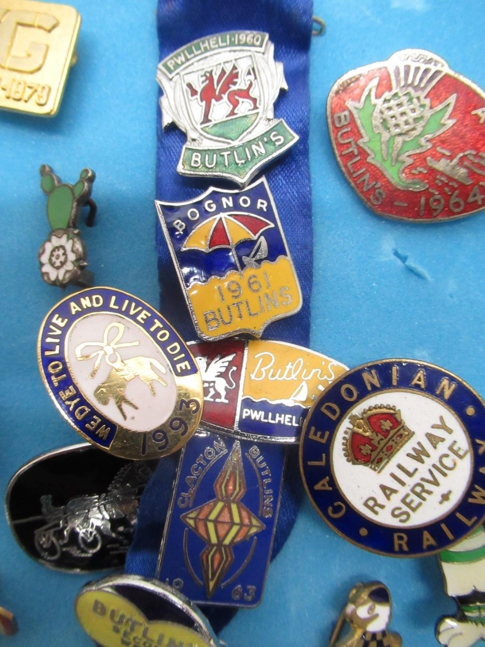 Mahogany table top display cabinet containing a collection of lapel badges including YMCA, Butlins - Image 2 of 5