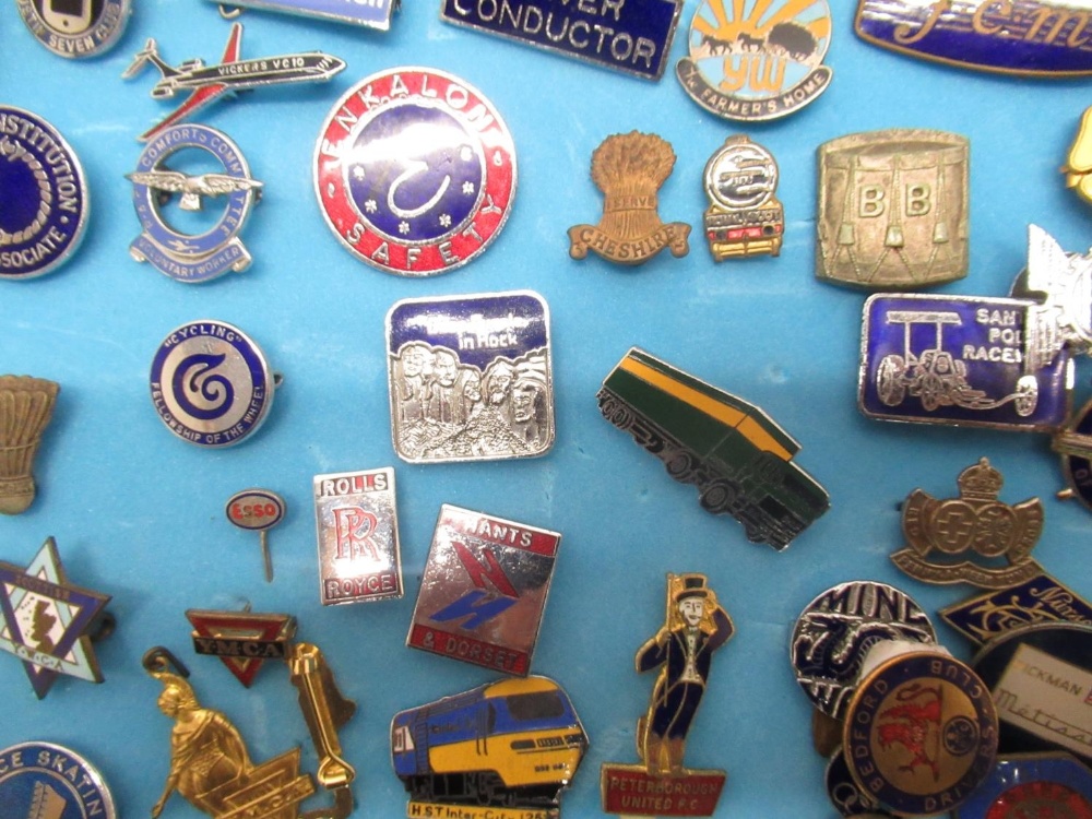 Mahogany table top display cabinet containing a collection of lapel badges including YMCA, Butlins - Image 3 of 5