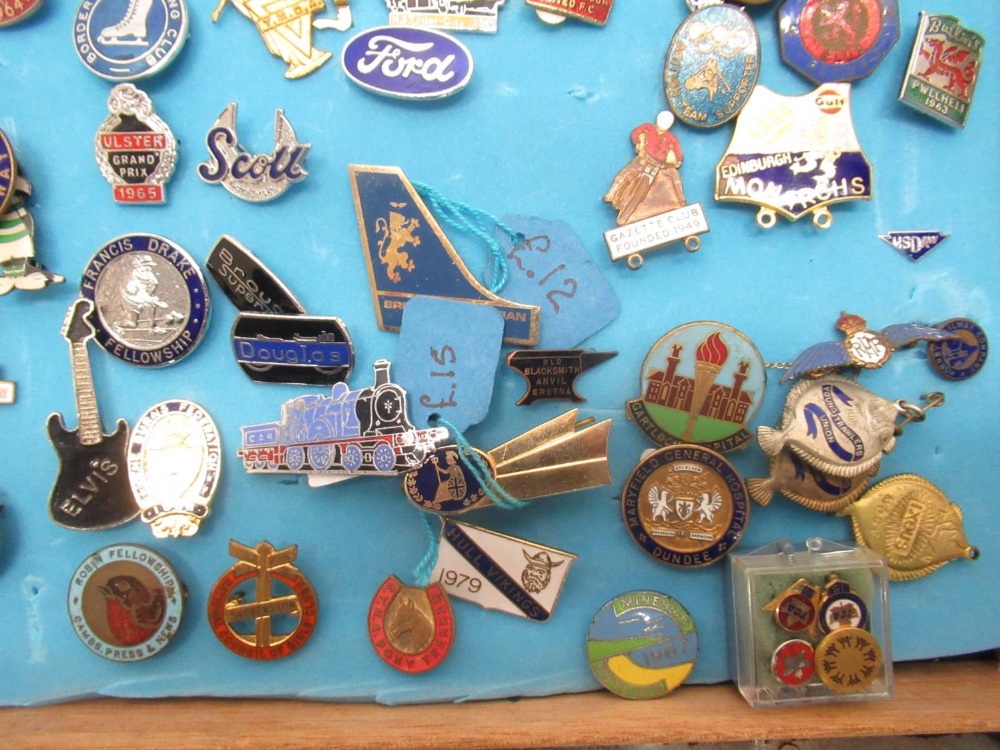Mahogany table top display cabinet containing a collection of lapel badges including YMCA, Butlins - Image 4 of 5