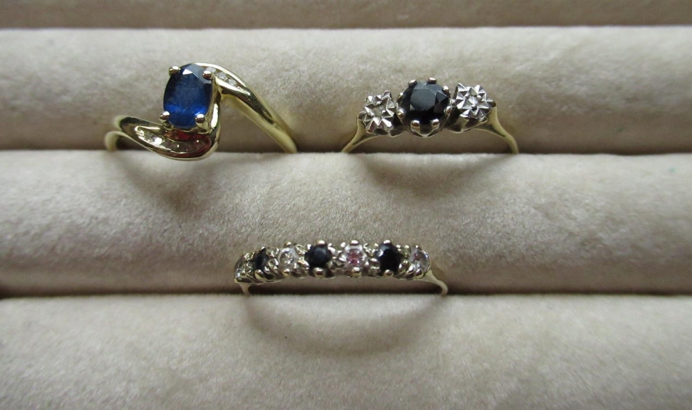 Hallmarked 9ct yellow gold diamond and sapphire ring, round cut claw set sapphire flanked by two - Image 2 of 2