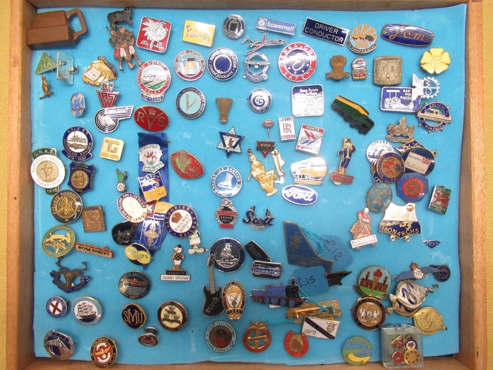Mahogany table top display cabinet containing a collection of lapel badges including YMCA, Butlins