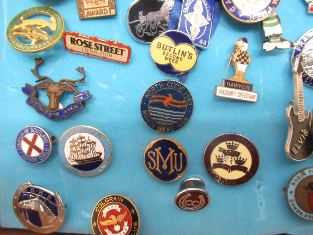 Mahogany table top display cabinet containing a collection of lapel badges including YMCA, Butlins - Image 5 of 5