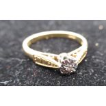 Hallmarked 18ct yellow gold diamond solitaire ring, round cut diamond, illusion set in a white metal
