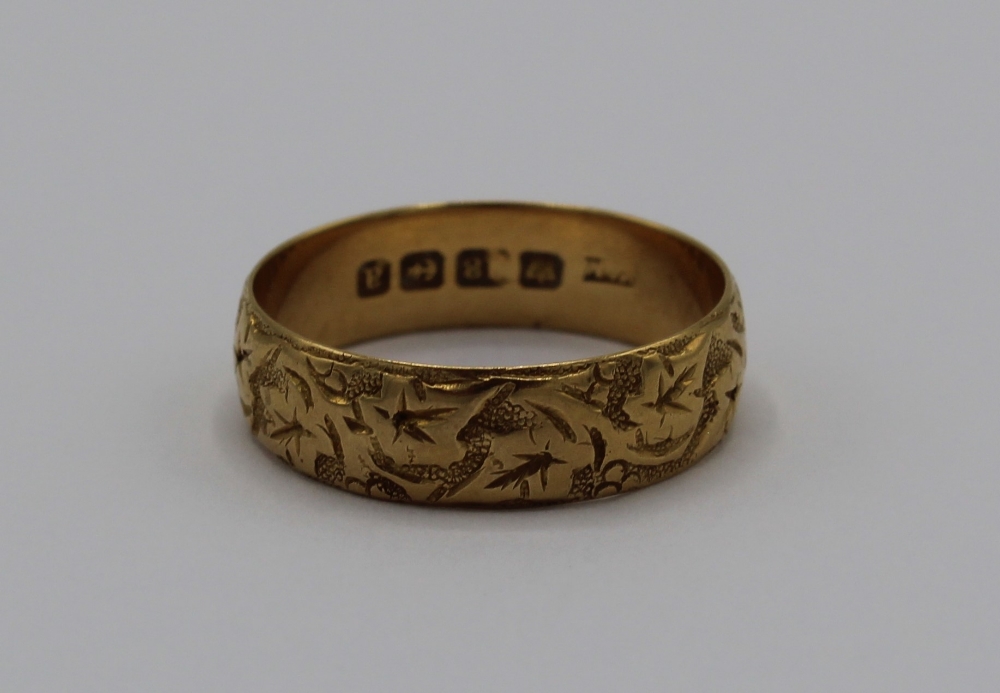 18ct yellow gold wedding band with foliage engraved design, stamped 18ct, size U, 4.7g - Image 2 of 3