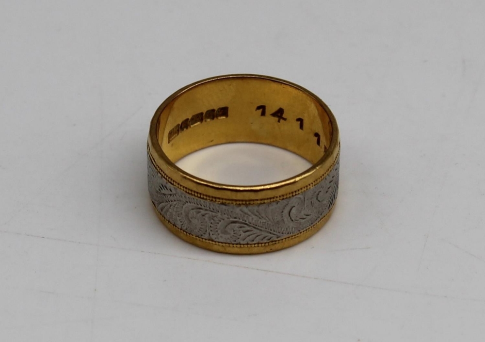 22ct yellow gold and platinum wedding band, with etched foliage design and hammered edge, stamped - Image 2 of 3