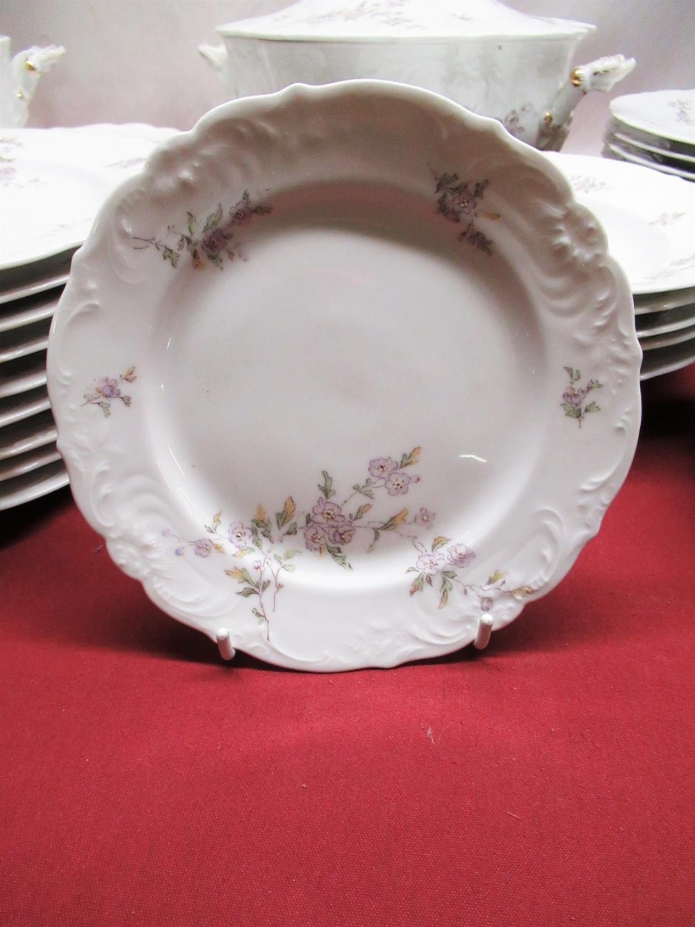 Comprehensive Continental dinner service relief moulded and printed with sprays of flowers on a - Image 4 of 4
