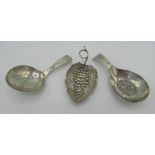 Geo.III hallmarked silver vine leaf shaped caddy spoon, relief decorated with grapes and with loop