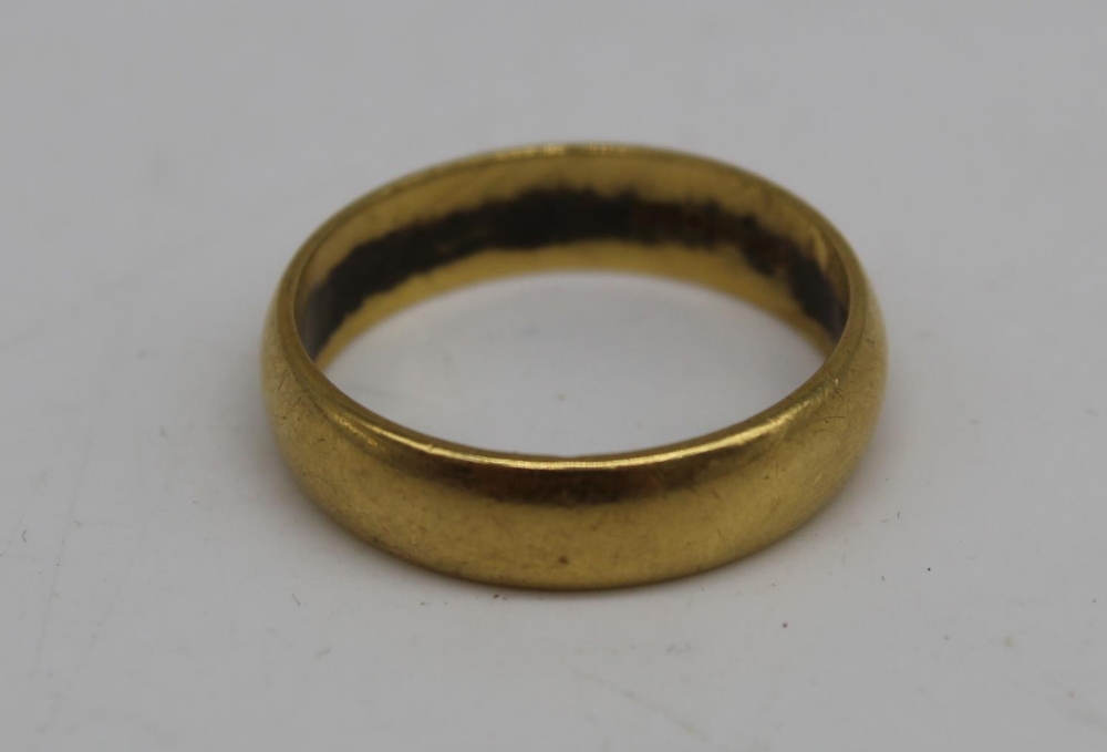 18ct yellow gold wedding band, stamped 750, size P, 5.1g