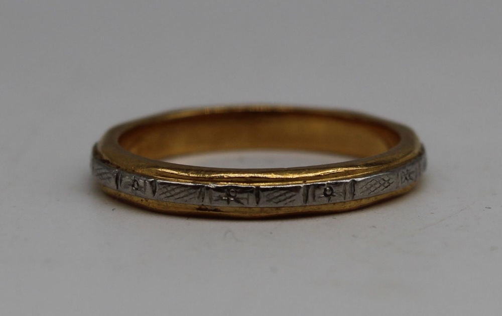 22ct yellow gold and platinum wedding band, with etched detail, stamped 22ct plat, size N, 4.4g - Image 2 of 3