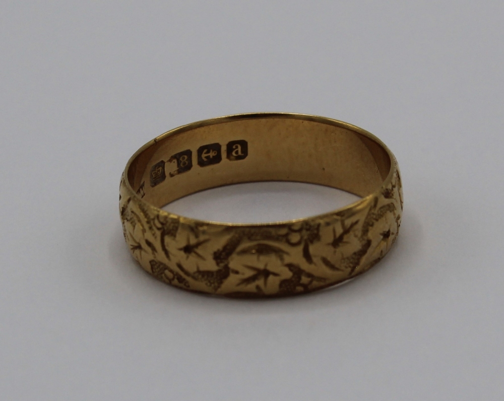 18ct yellow gold wedding band with foliage engraved design, stamped 18ct, size U, 4.7g - Image 3 of 3