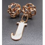 9ct yellow gold 'J' pendant, stamped 375, and a pair of 9ct open work yellow gold earrings with