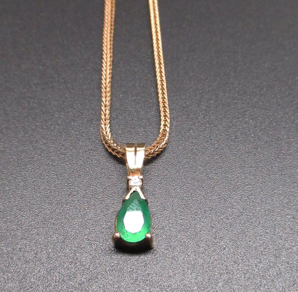 18ct yellow gold pendant set with pear cut emerald and brilliant cut diamond, on 18ct yellow gold - Image 2 of 2