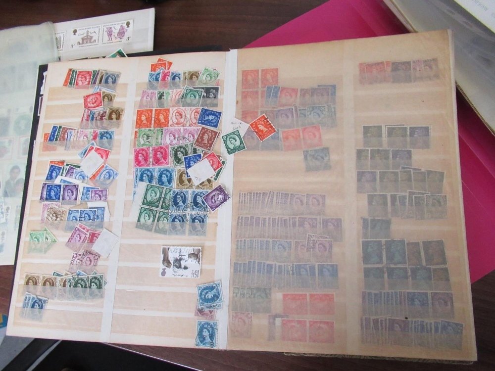 Large selection of mixed GB stamps, some channel islands, used/unused, mostly ER II in albums and - Bild 3 aus 3