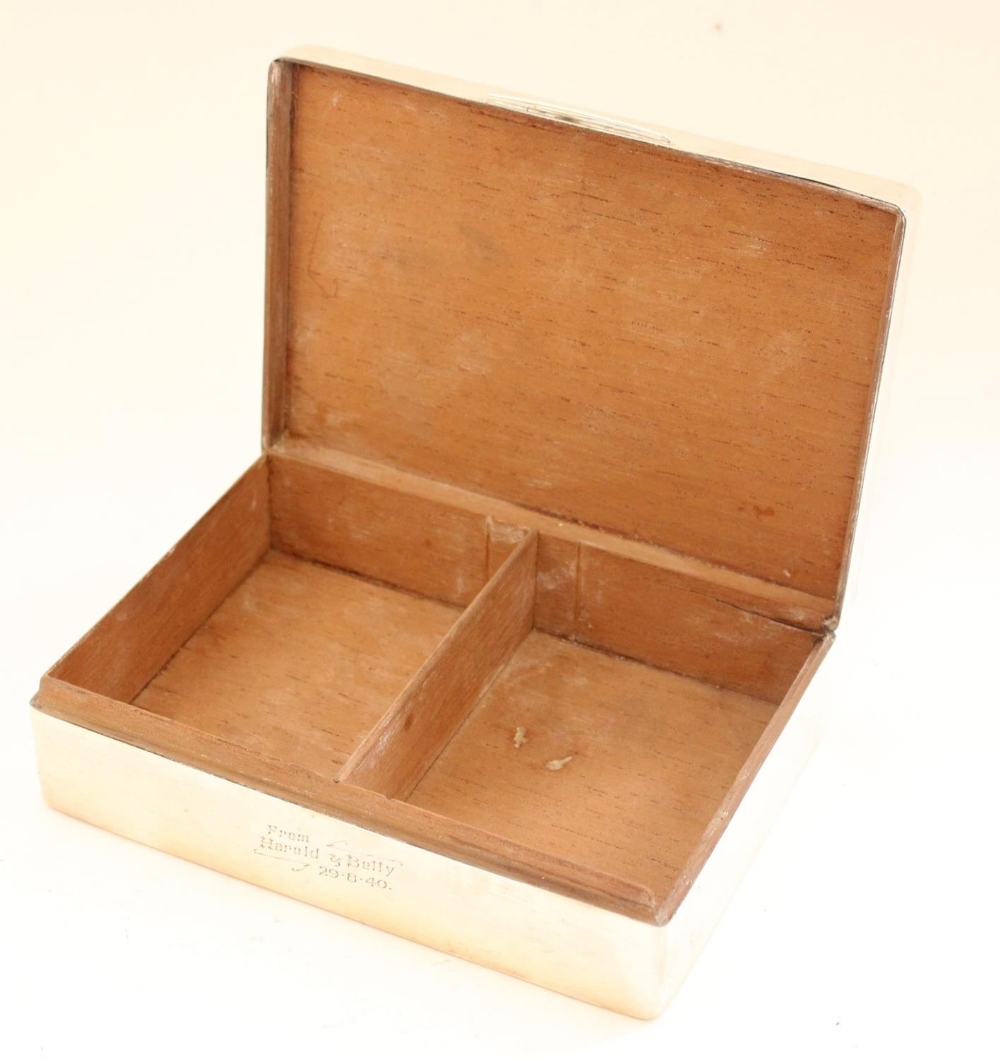Geo.V period hallmarked silver cigarette box, with engine turned decoration to lid, monogrammed - Bild 3 aus 5