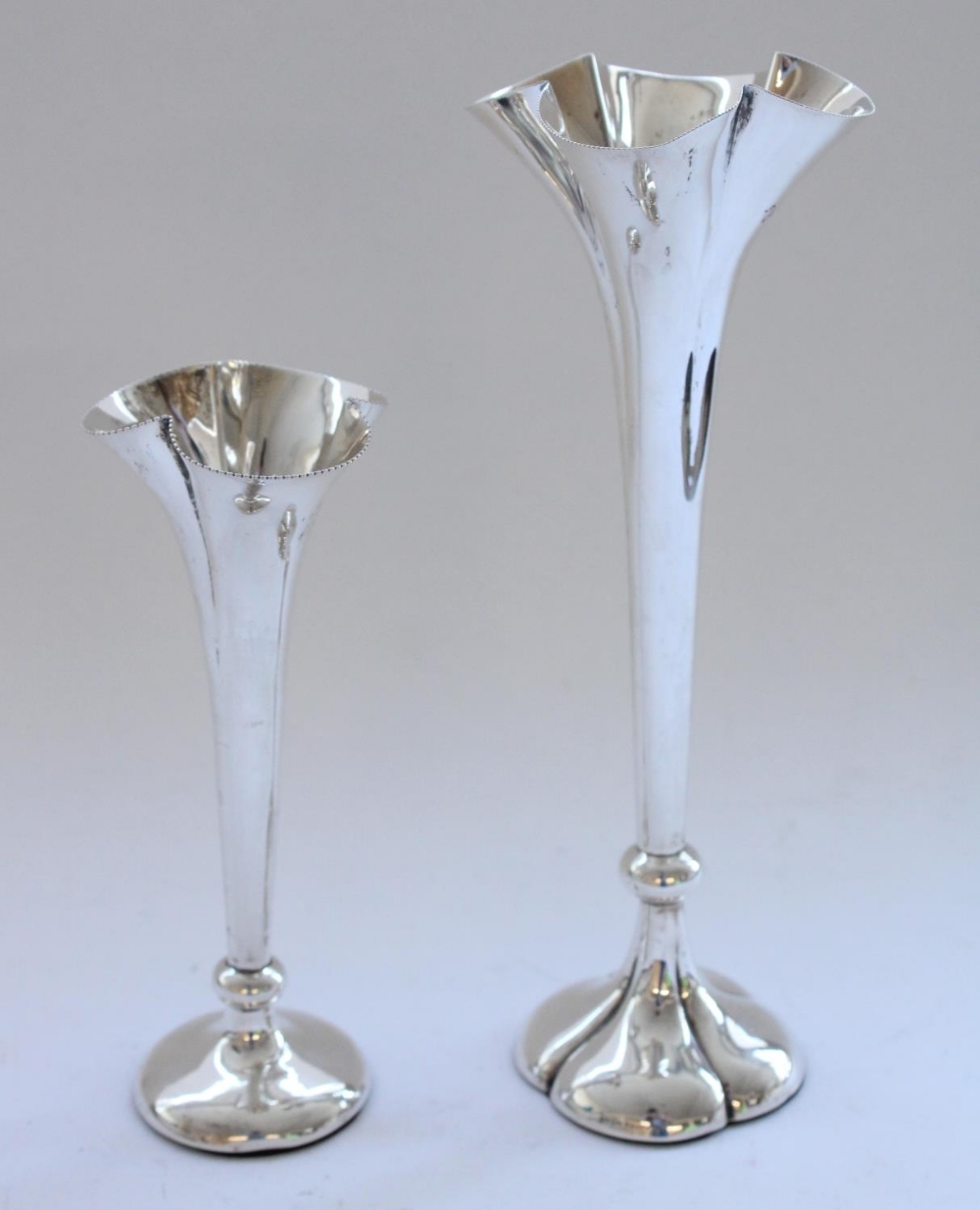 Hallmarked silver solifleur vase of trumpet shape with knop stem, London 1925 (H22cm) together - Bild 2 aus 3