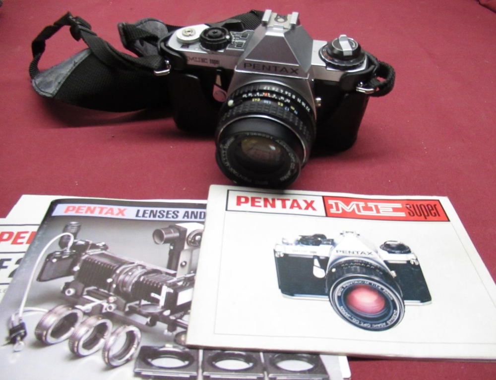 Various camera equipment including Pentax ME Super with 50mm lens and instruction book, Praktica LLC - Bild 2 aus 7