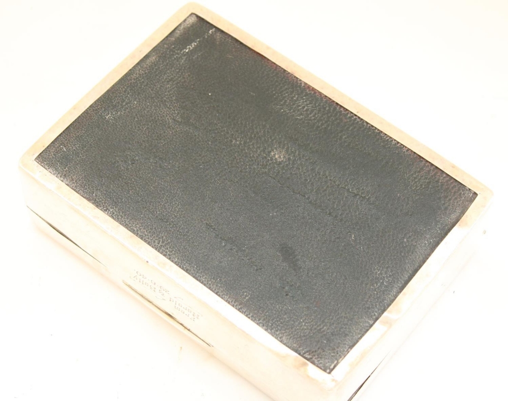 Geo.V period hallmarked silver cigarette box, with engine turned decoration to lid, monogrammed - Bild 5 aus 5