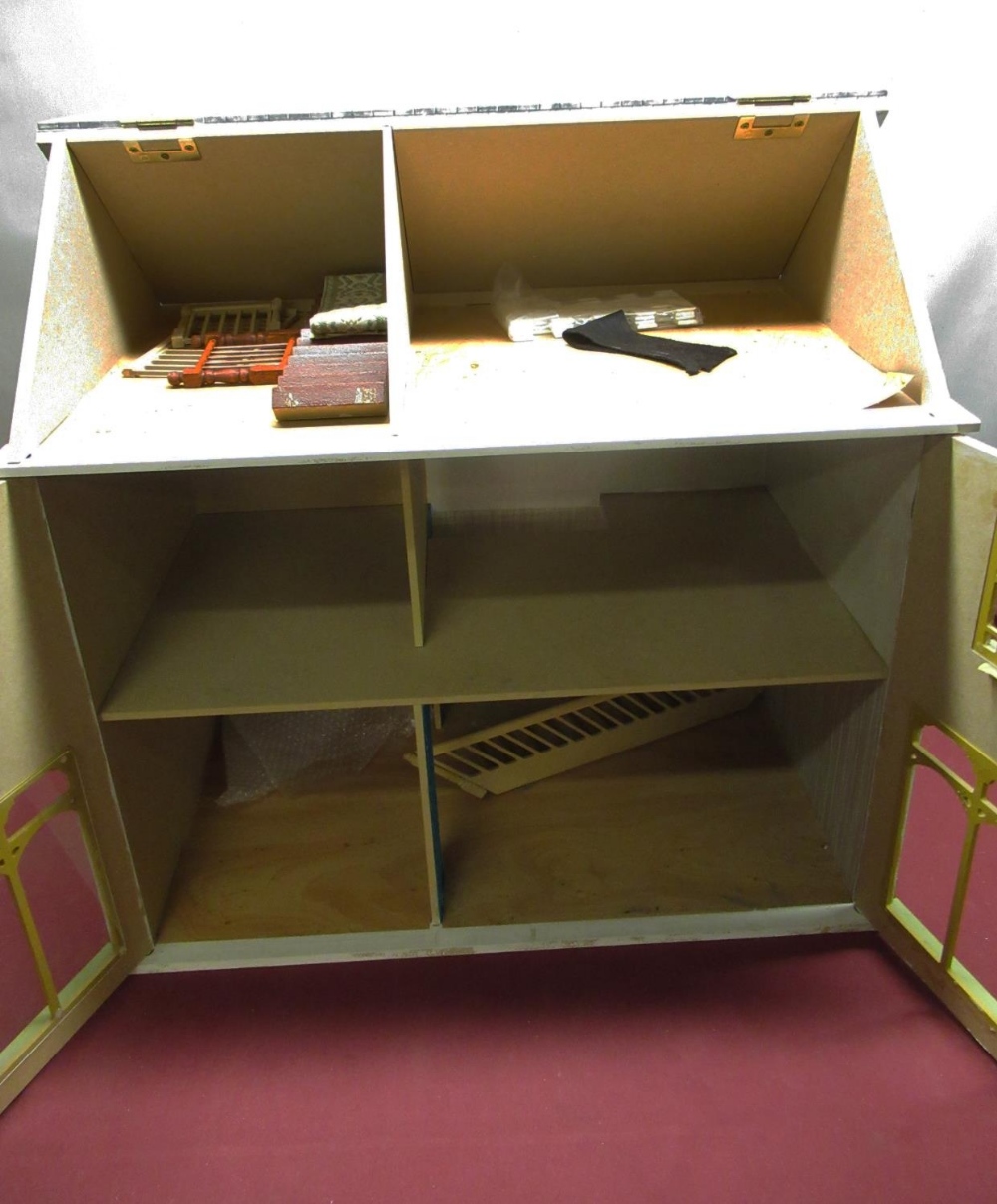 Modern dolls house in form of double fronted shop with unfinished interior, W60cm H60cm D39cm - Bild 2 aus 2