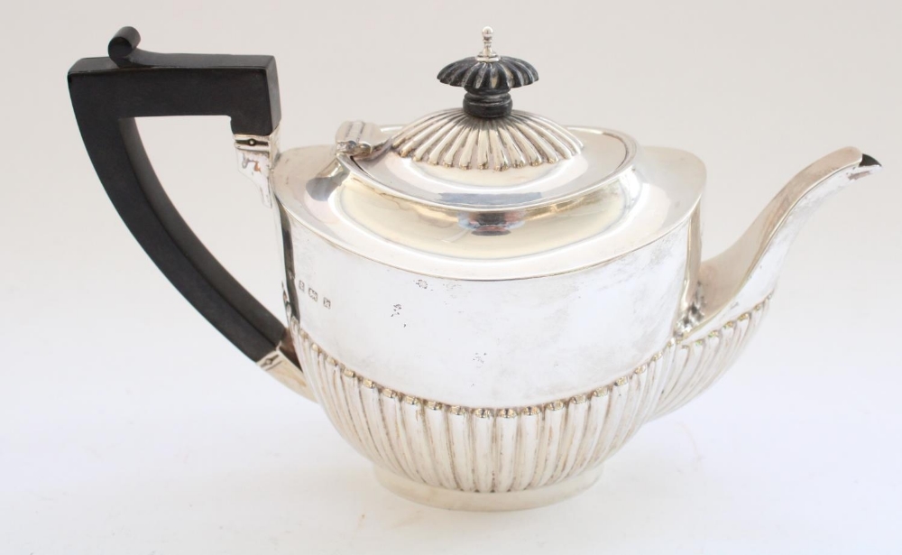 Ed.VII hallmarked silver three piece tea service of fluted shape with ebony handle and finial to the - Bild 2 aus 5