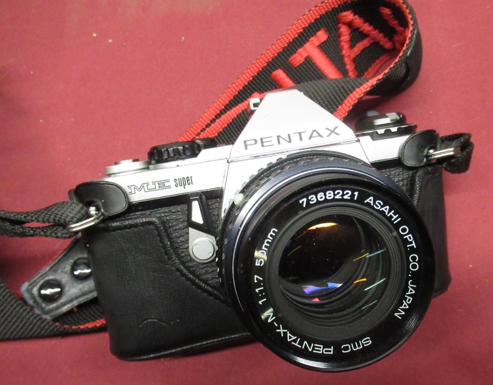 Various camera equipment including Pentax ME Super with 50mm lens and instruction book, Praktica LLC - Bild 3 aus 7