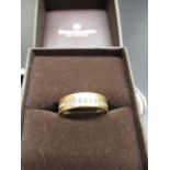 18ct yellow gold wedding band set with diamonds, stamped 750, size M, 5.8g
