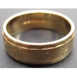 18ct yellow gold wedding band with etched design, stamped 18, size M1/2, 5.2g