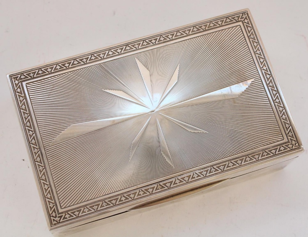 Geo.V hallmarked silver cigarette box, with engine turned starburst decoration to front with - Bild 2 aus 4