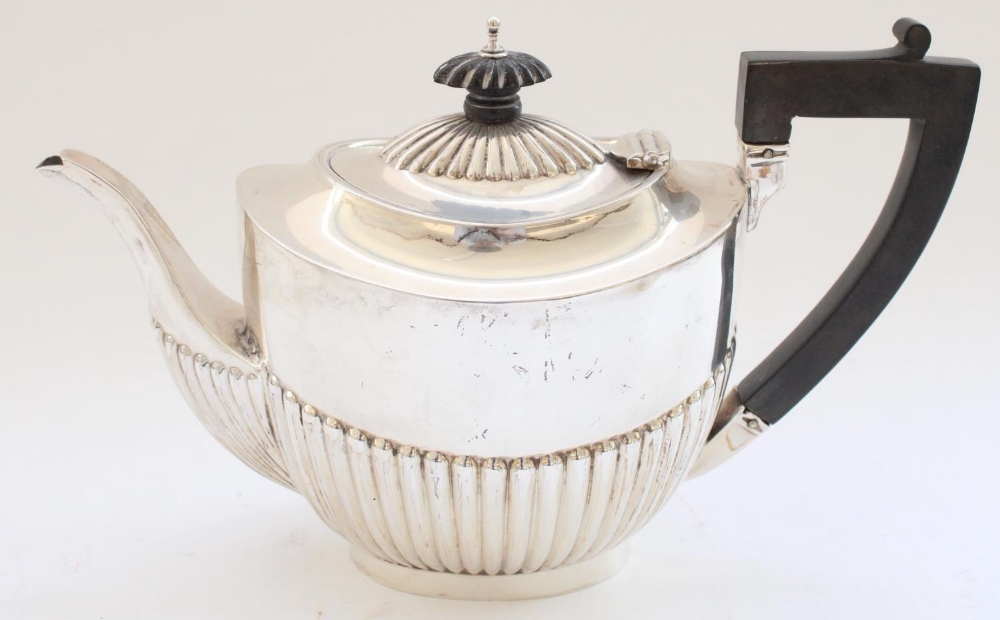 Ed.VII hallmarked silver three piece tea service of fluted shape with ebony handle and finial to the - Bild 3 aus 5