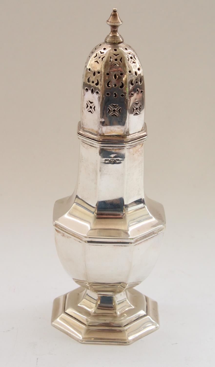 Geo.V period hallmarked silver sugar caster in an octagonal baluster form with reticulated domed - Bild 2 aus 3