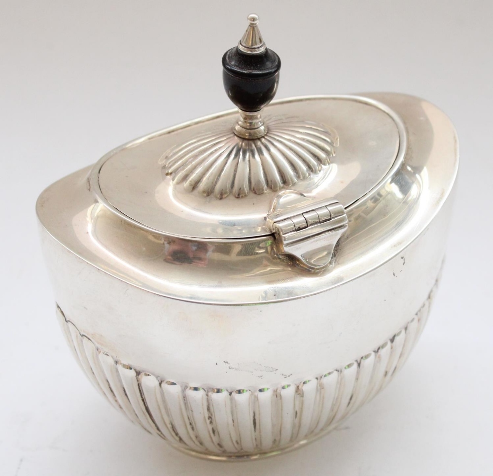 Geo.V hallmarked silver sucriere, reeded body with hinged lid and ebony finial. London 1911, William - Bild 2 aus 3