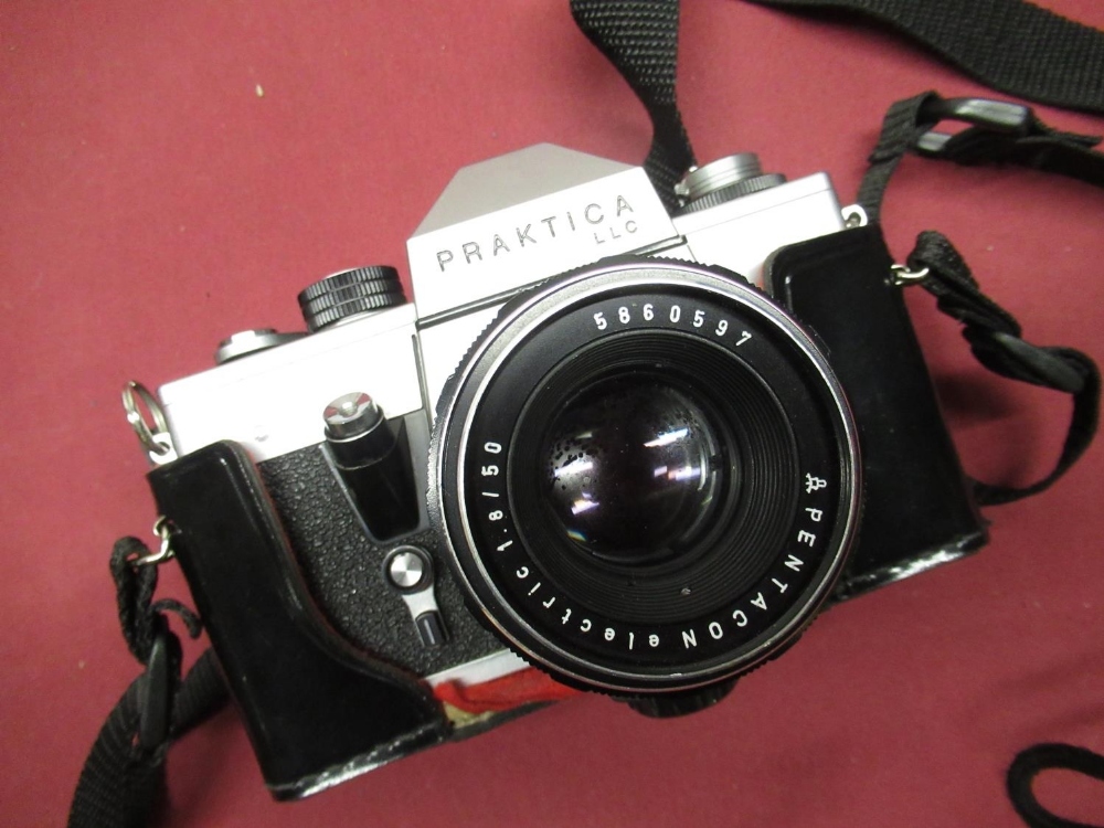 Various camera equipment including Pentax ME Super with 50mm lens and instruction book, Praktica LLC - Bild 6 aus 7