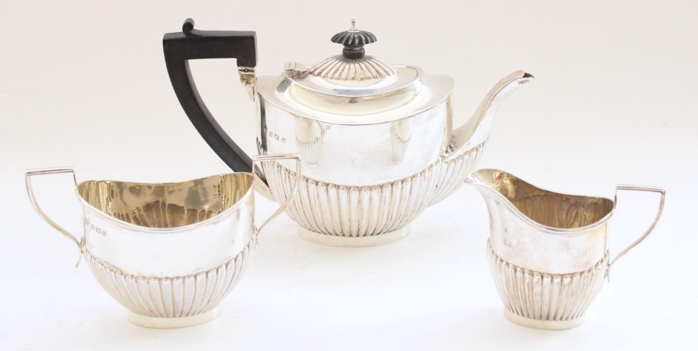 Ed.VII hallmarked silver three piece tea service of fluted shape with ebony handle and finial to the