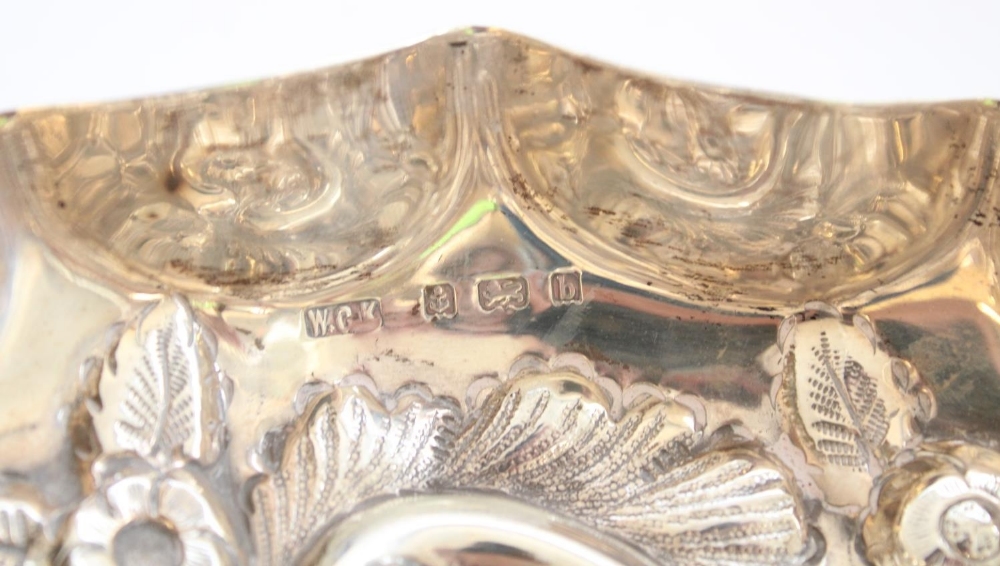 Ed.VII hallmarked silver table bowl, scalloped edge with repousse scroll and foliate decoration - Bild 3 aus 3