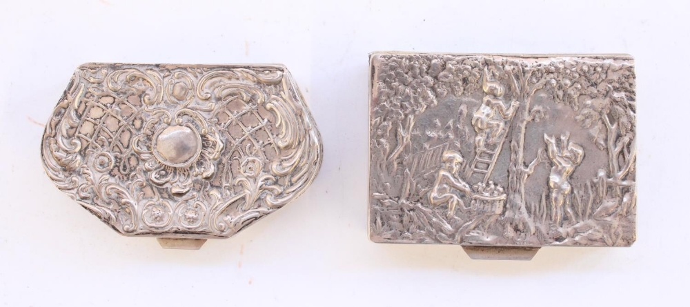 Two continental silver pill boxes, both marked for 0.800 standard and a pair of Spanish silver - Bild 2 aus 4