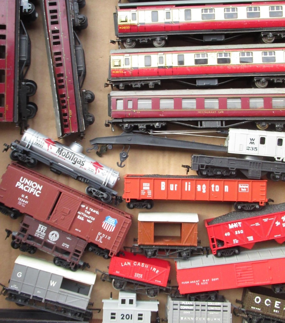 Large collection of Hornby and other OO gauge unboxed rolling stock, incl. some TTR, Dublo and - Bild 2 aus 4