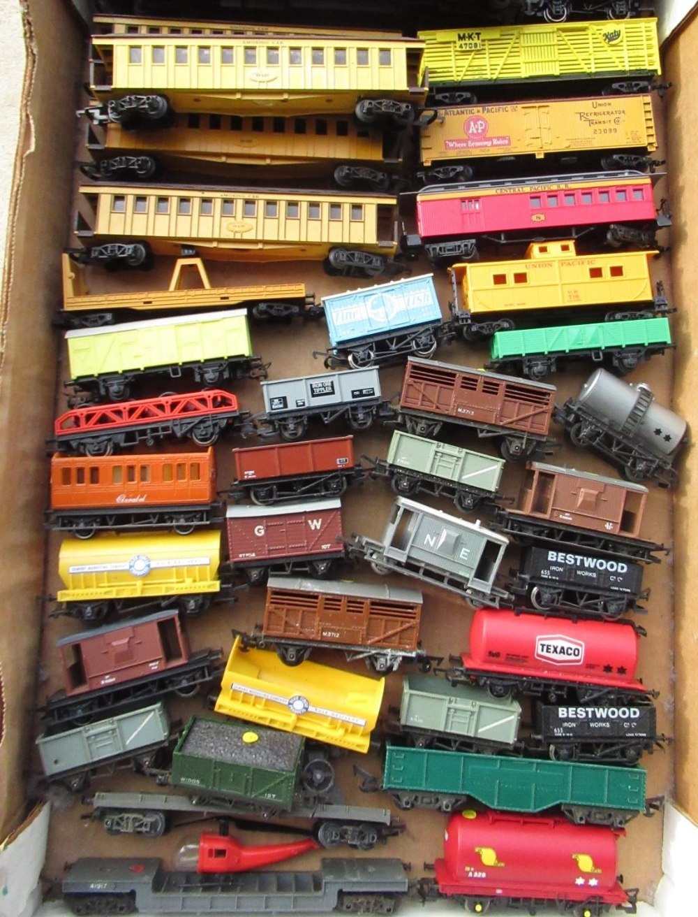 Large collection of Hornby and other OO gauge unboxed rolling stock, incl. coaches etc, (3 boxes) - Bild 2 aus 4