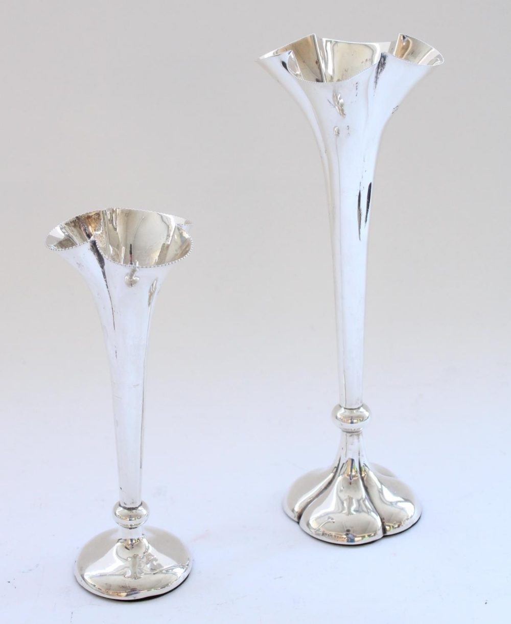 Hallmarked silver solifleur vase of trumpet shape with knop stem, London 1925 (H22cm) together