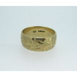 9ct yellow gold wedding band with etched design, stamped 375, size T, 7.1g