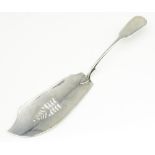 Geo.III hallmarked silver Fiddle pattern fish slice, with pierced and engraved blade, by Thomas