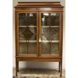Edwardian Sheraton revival satinwood crossbanded and boxwood strung mahogany display cabinet, with
