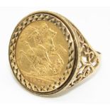 Victoria 1901 sovereign set in 9ct yellow gold scroll ring mount, stamped 375, size V, 13.5g