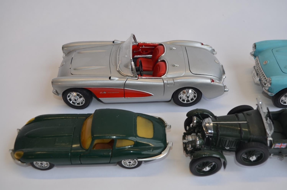 A collection of die-cast metal vehicles including 2 1/18 scale 1957 Corvettes by Road legends, a 1/ - Bild 3 aus 8