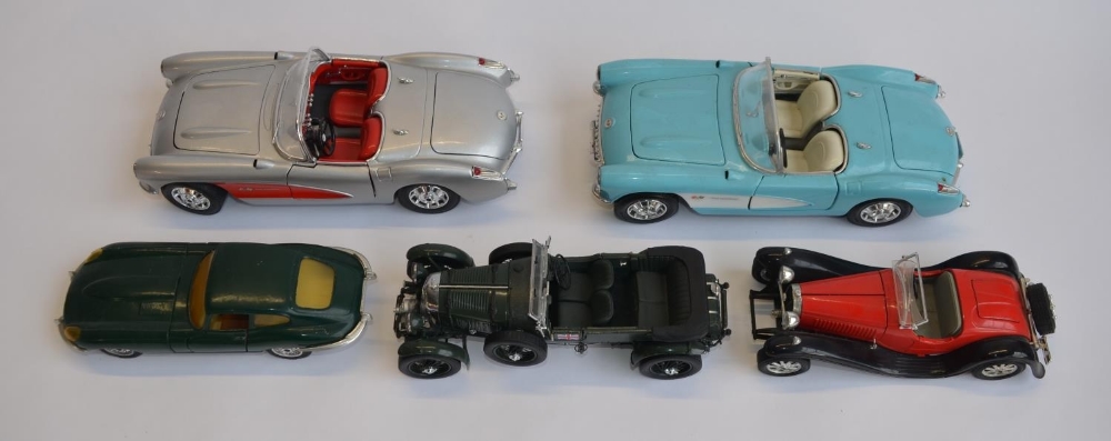 A collection of die-cast metal vehicles including 2 1/18 scale 1957 Corvettes by Road legends, a 1/ - Bild 2 aus 8