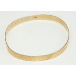 9ct hammered yellow gold bangle, stamped 375, 12.4g