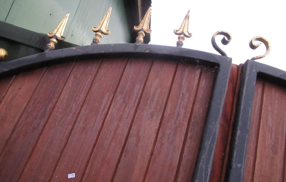 Pair of large cast iron and wooden courtyard gates with wood back with floral and spearhead - Image 3 of 3