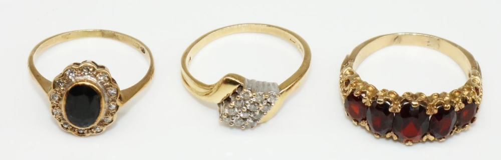 18ct ring set with diamonds in a geometric design, stamped 18k, size O, a 9ct yellow gold cluster