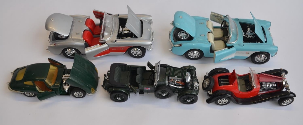 A collection of die-cast metal vehicles including 2 1/18 scale 1957 Corvettes by Road legends, a 1/ - Bild 5 aus 8