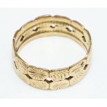 9ct yellow gold band ring with etched design, stamped 375, size U, 4.9g