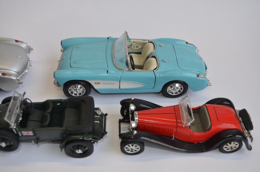 A collection of die-cast metal vehicles including 2 1/18 scale 1957 Corvettes by Road legends, a 1/ - Bild 4 aus 8
