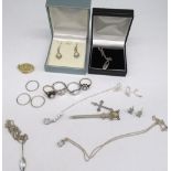 9ct yellow gold pendant locket, stamped 375, 3.7g, and a collection of silver jewellery including
